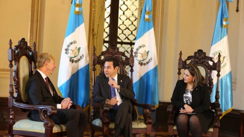 Consulta a embajador Kompass sobre situación nacional llama la atención