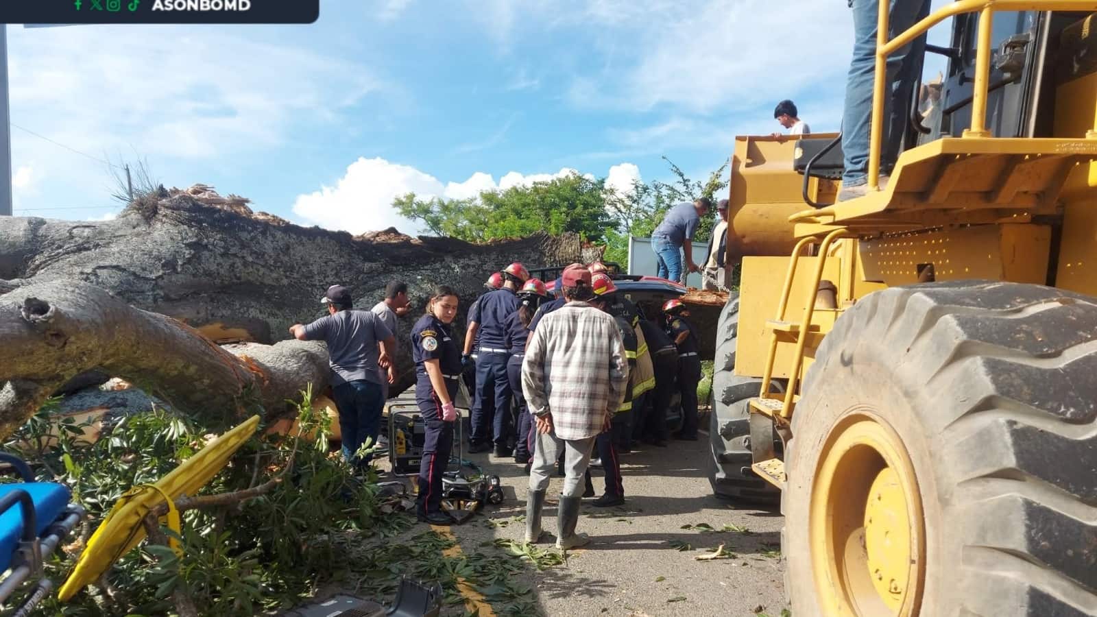 En el lugar quedan 4 personas fallecidas por lo que proceden a notificar a las autoridades. Foto: Bomberos Departamentales