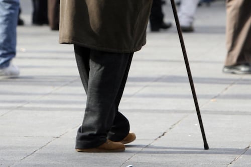 VIDEO. Mujer arriesga su vida para salvar a una anciana de ser atropellada por un tren en Rusia