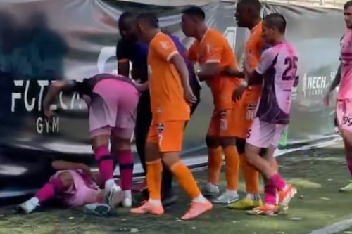 Jugador de Mixco sale en camilla tras fuerte golpe en partido ante Achuapa