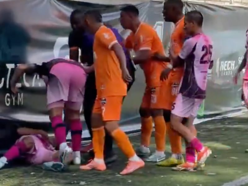 Jugador de Mixco sale en camilla tras fuerte golpe en partido ante Achuapa