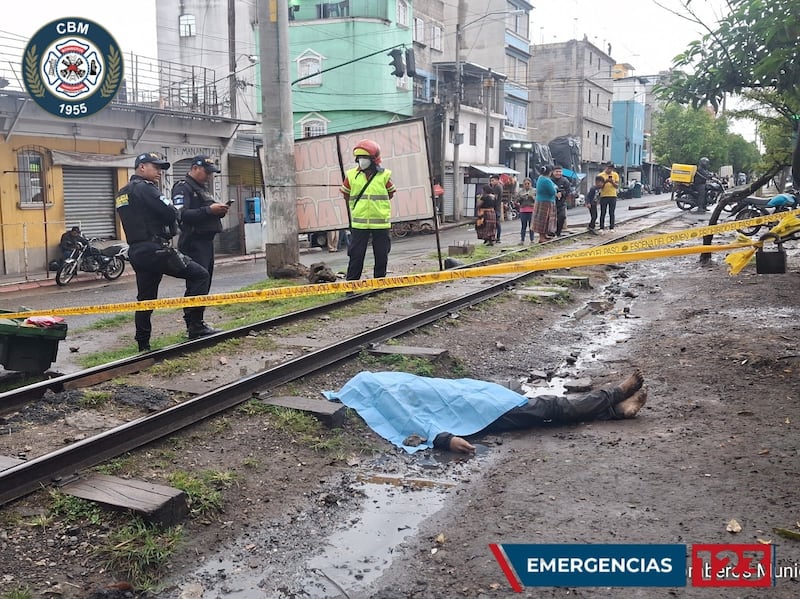 La Policía Nacional Civil (PNC) acudió al lugar y procedió a acordonar el área. Foto: CBM
