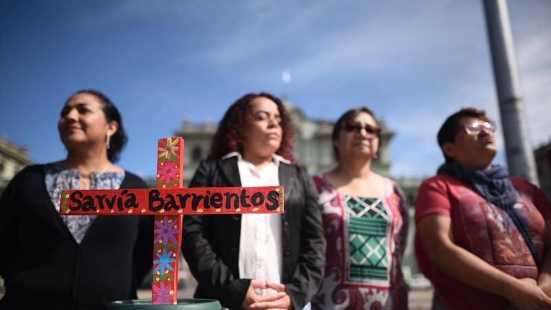 “Aquí estamos y no nos vamos”, señalan organizaciones que colocaron cruces en la Plaza