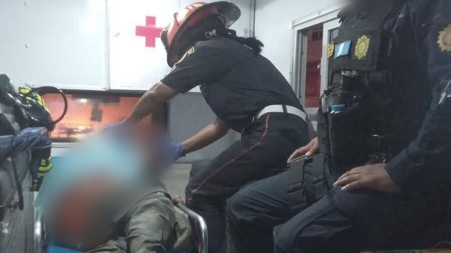 PNC interviene para que bomberos trasladen a hombre sindicado. Foto: PNC