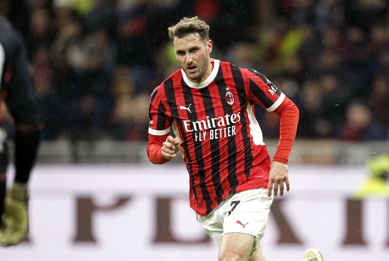 Santiago Giménez solo suma 3 goles con el Milan.