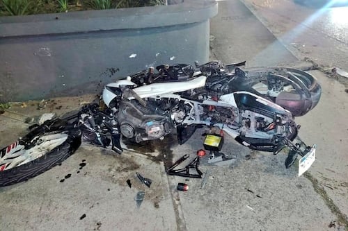 Accidente entre carro y moto deja un hombre muerto en CAES