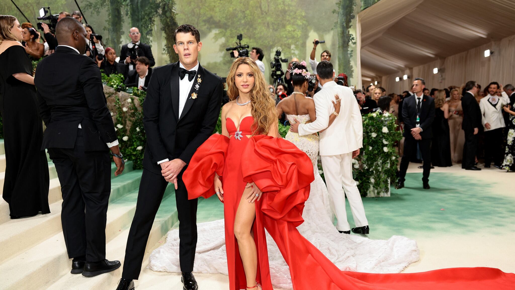 ¿Quién es el guapo galán que acompañó a Shakira en la Met Gala?.