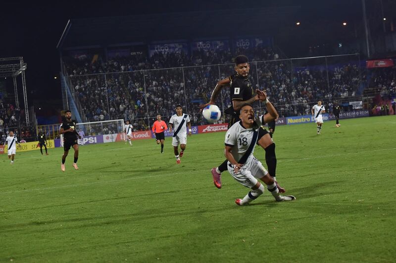 Sólida defensa panameña en el partido contra Guatemala. Foto: Stanley Herrarte