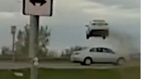 Video: Persecución policial en Estados Unidos terminó con un auto “volando” sobre el tráfico