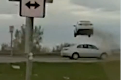 Video | ¡De película! Persecución policial en Estados Unidos terminó con un auto “volando” sobre el tráfico