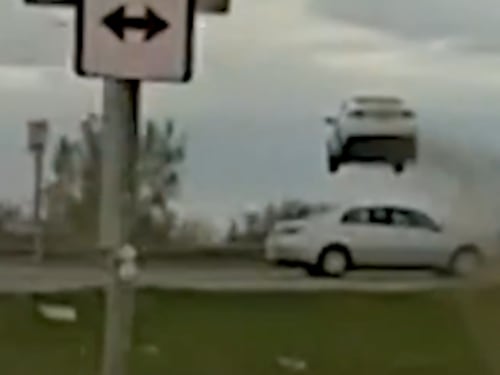 Video | ¡De película! Persecución policial en Estados Unidos terminó con un auto “volando” sobre el tráfico