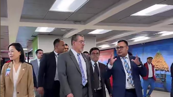 El presidente Bernardo Arévalo junto con La embajadora de la República de China (Taiwán), Vivia Chun-Fei Chang.