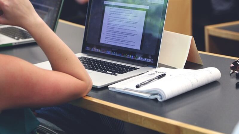 Aprueban que empresas paguen luz e Internet a empleados en “home office”