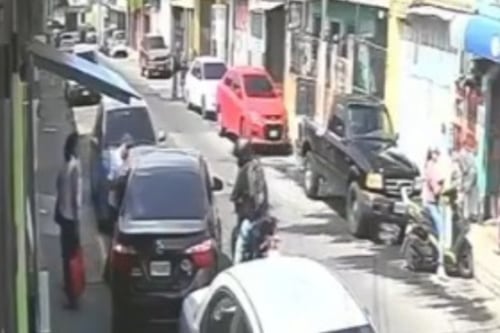 Graban momento en que motoladrones interceptan a vecino de zona 7