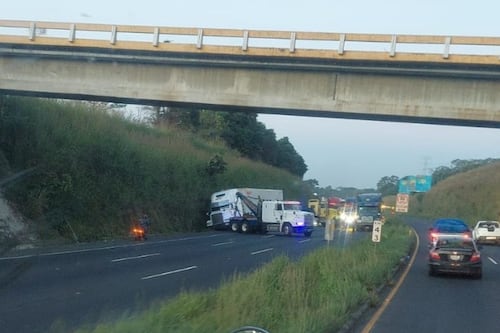 Tráiler queda encunetado en la autopista Palín-Escuintla