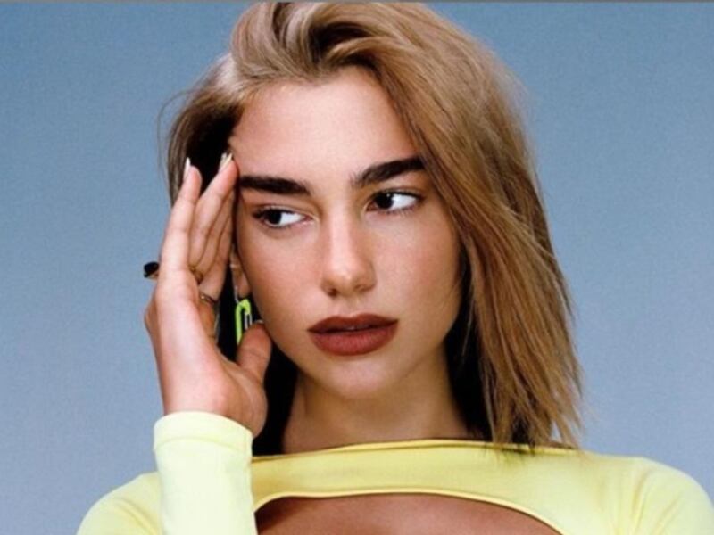 Fans de Dua Lipa se preocupan por su extrema delgadez