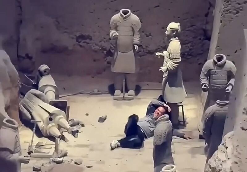 ¡Insólito! Un hombre saltó a la fosa de los Guerreros de Terracota, uno de los patrimonios más valiosos del mundo.
Las autoridades lo detuvieron de inmediato y creen que sufre problemas mentales.