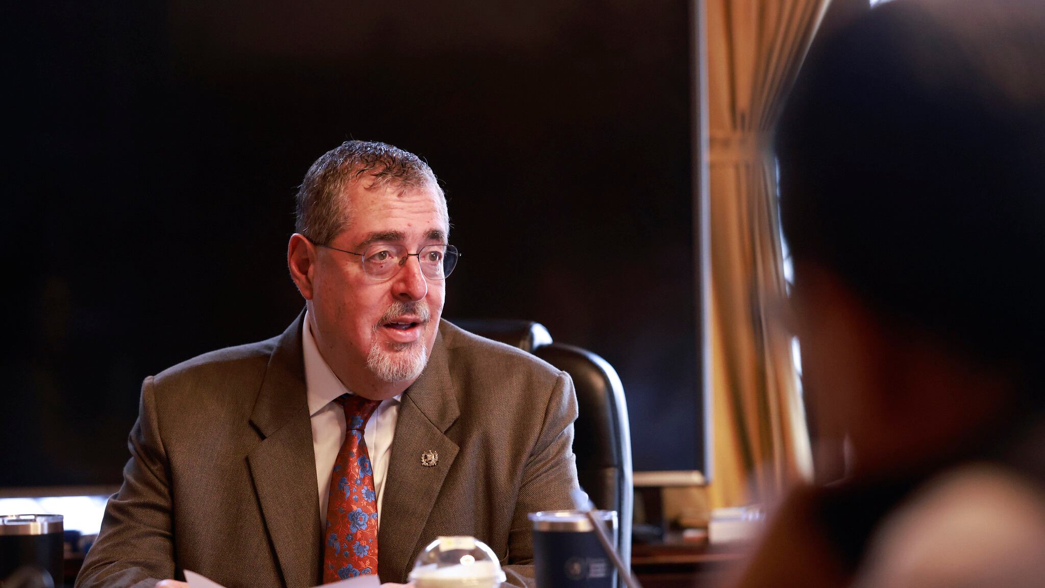 Bernardo Arévalo durante una reunión en el Palacio Nacional.