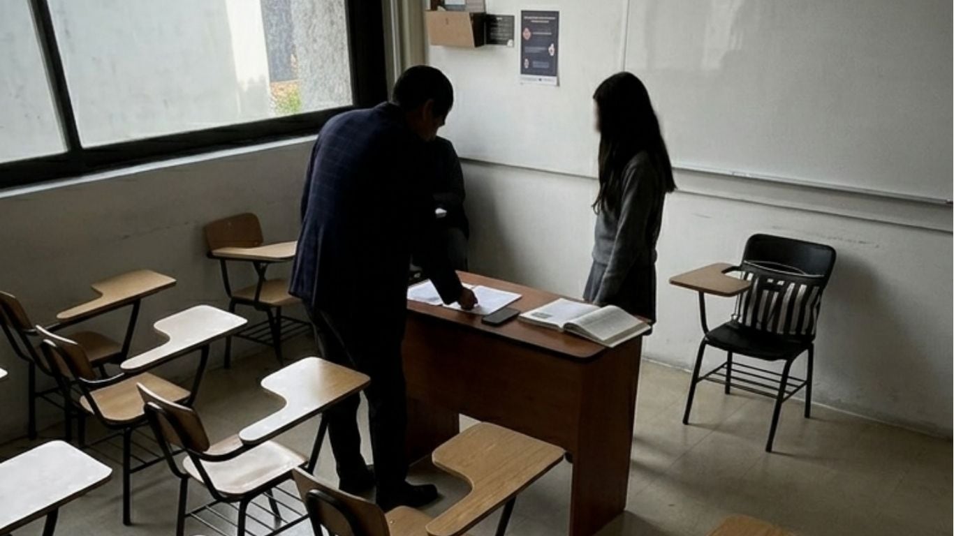 Arrestan a profesor por grabar a sus alumnas