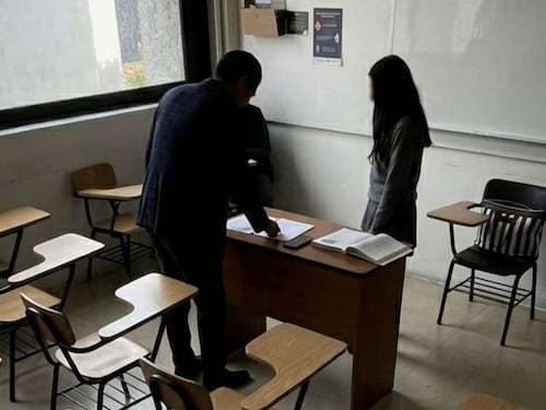 VIDEO. Maestro es detenido por grabar bajo la falda de una alumna en México