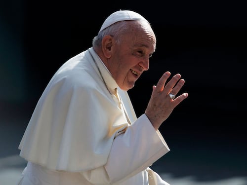 Papa Francisco “está bien” y “bromeó” tras ser operado por una hernia