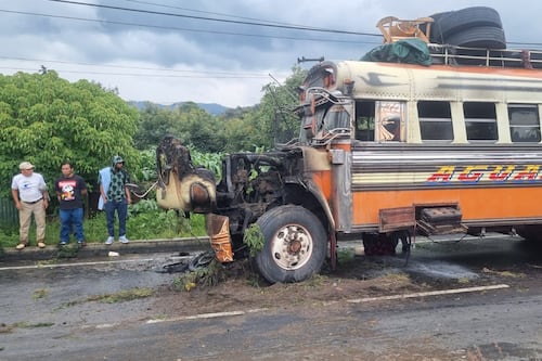 Tras colisión, incendio consume motor de autobús en la Interamericana