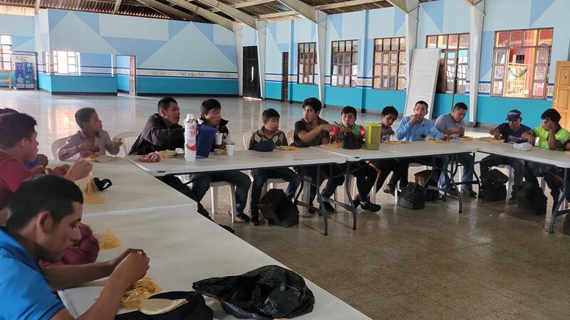 El marchista José Barrondo lleva alegría a los lustradores de San Cristóbal Verapaz