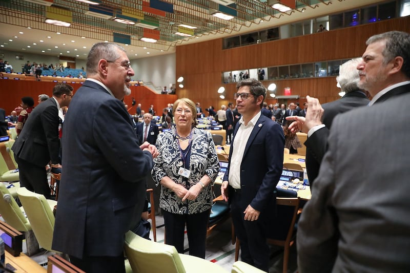 La expresidenta chilena, Michelle Bachelet, quien se postulará para secretaria de la ONU, saluda al presidente de Guatemala, Bernardo Arévalo.