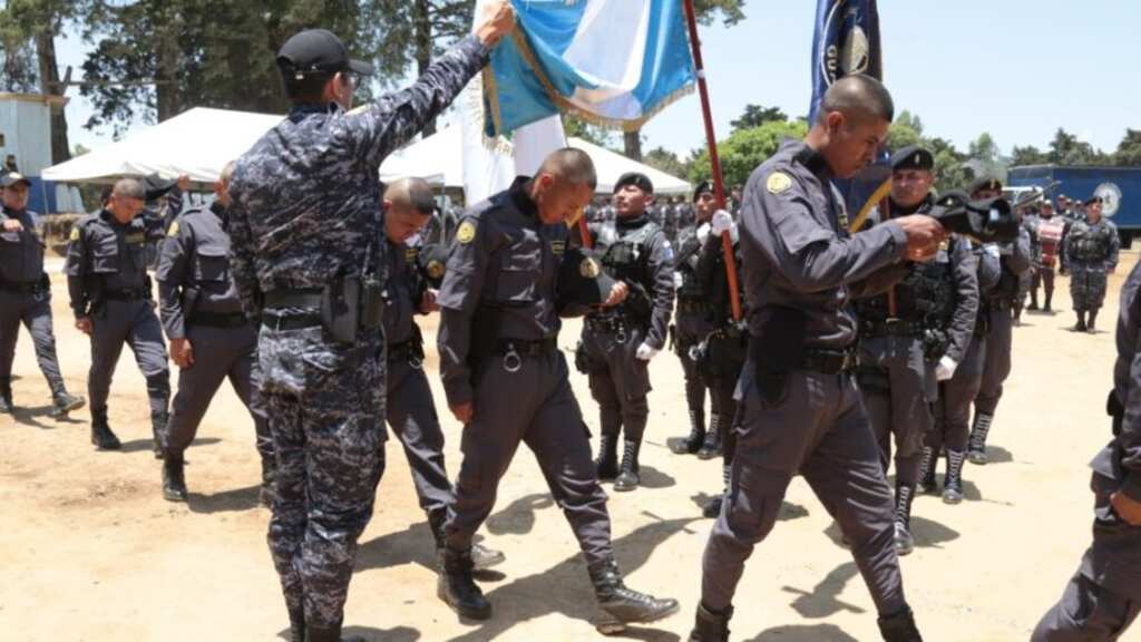 Convocan a aspirantes a guardias penitenciarios