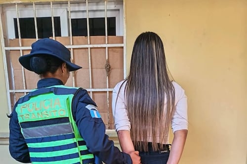 Detienen a mujer cuando se conducía con placas falsificadas