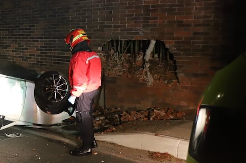 Aparatoso accidente en Muxbal: Vehículo se estrella contra muro y vuelca