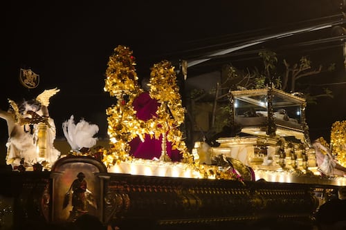 Emergencia obliga a abrir paso en procesión de Santo Domingo