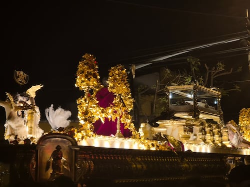 Emergencia obliga a abrir paso en procesión de Santo Domingo