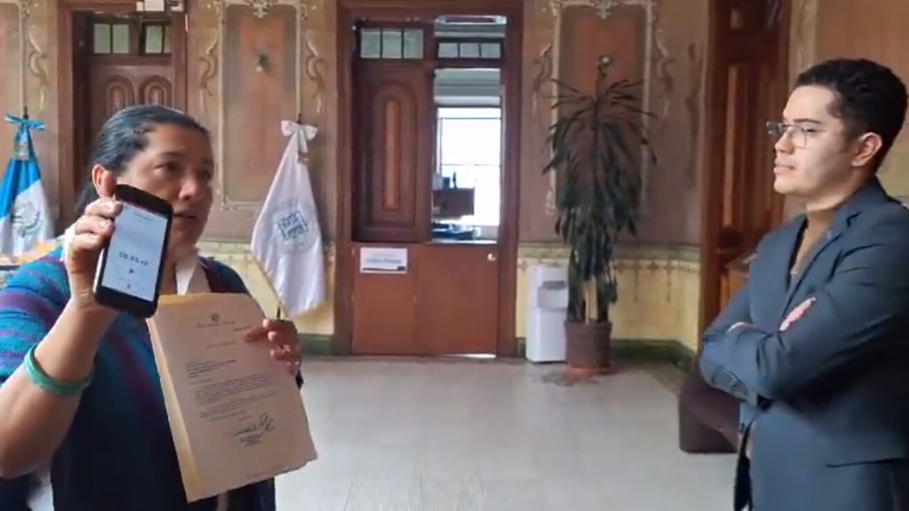 La presidenta del TSE, Blanca Alfaro, denunció que un trabajador grababa algunas conversaciones.