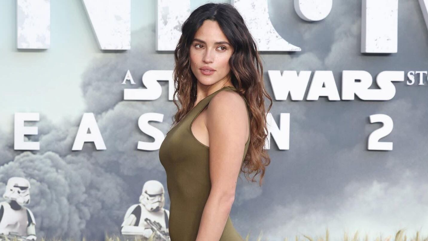 Adria Arjona regresa este 22 de abril en la nueva temporada de Star Wars: Andor y no solo brilla en pantalla: también es la nueva pareja de Jason Momoa. ¡Orgullo guatemalteco!