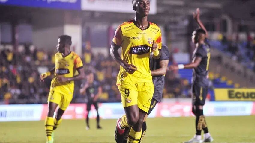 Allen Obando jugará con Messi.