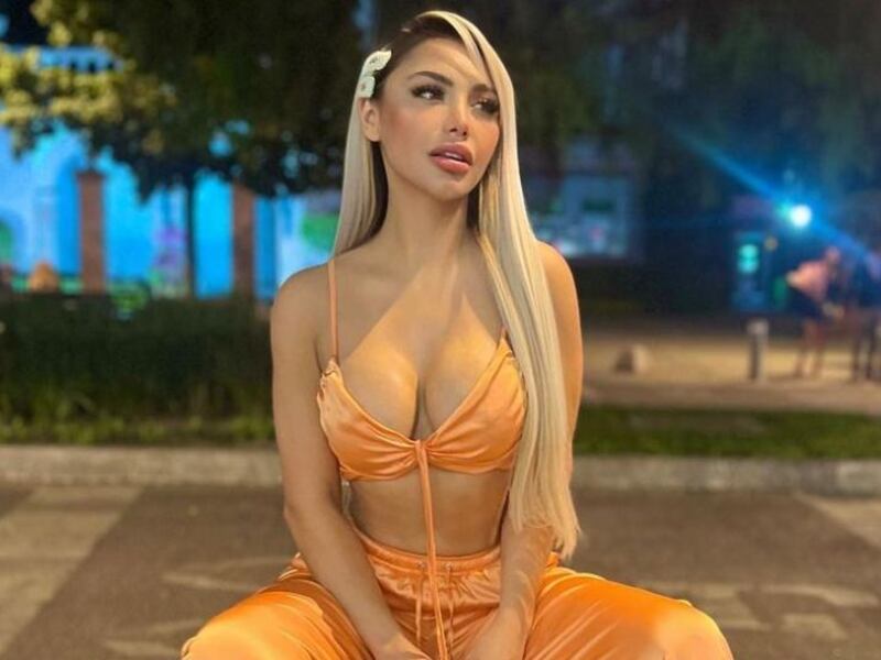 Jeni de la Vega luce vestido transparente y se olvida de la ropa interior