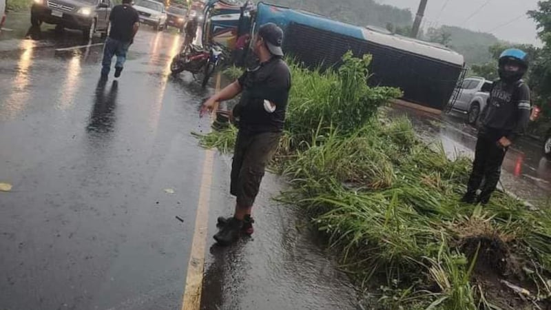 VIDEO. Autobús volcó en la ruta al Pacífico y automovilistas trasladan a los heridos a un hospital