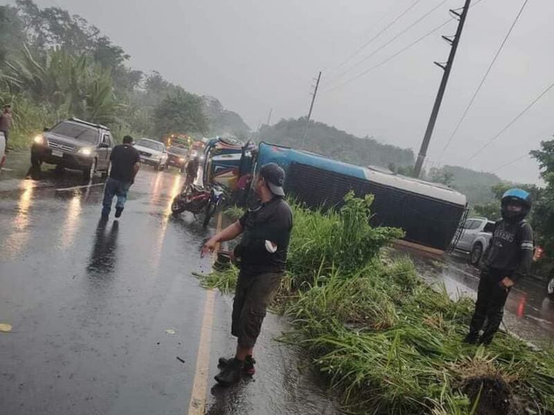 VIDEO. Autobús volcó en la ruta al Pacífico y automovilistas trasladan a los heridos a un hospital