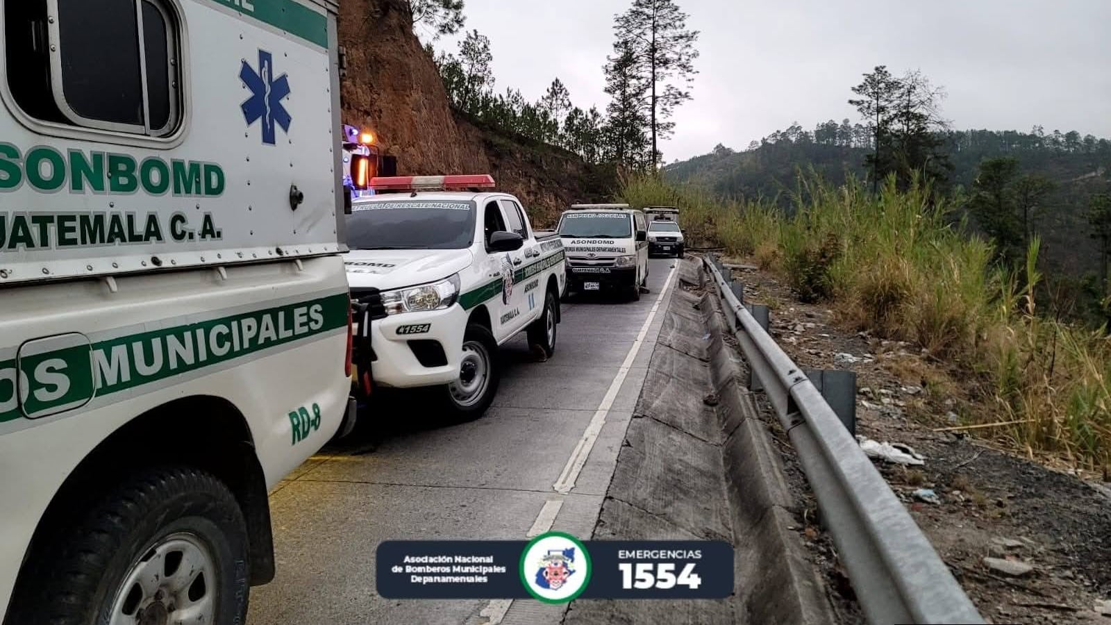 Microbús cae a barranco en el kilómetro 125 de la ruta que comunica Tecpán Guatemala, Chimaltenango, con Santo Tomás Chiché, Quiché.