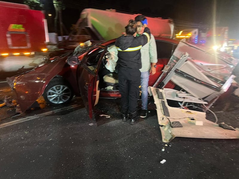 Impacto a gran velocidad deja vehículo destrozado