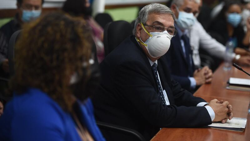 Personas fallecidas y más funcionarios: UNE señala anomalías en vacunación