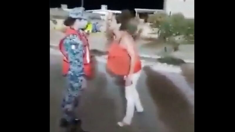 VIDEO. Mujer agrede a militar que no la dejó ingresar a sanitarios