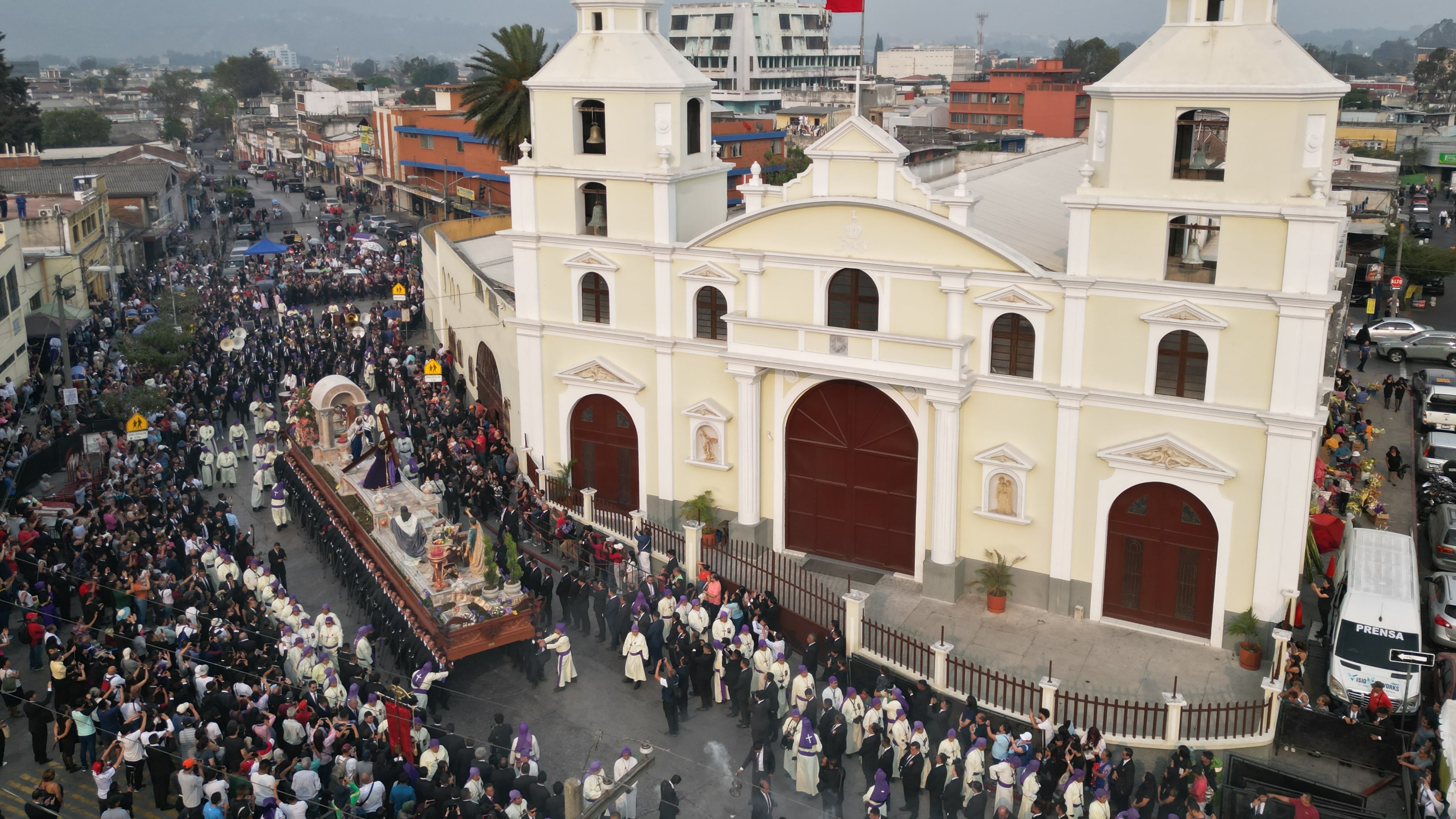 Jesús Nazareno del Consuelo de la iglesia La Recolección recorre el Centro Histórico.