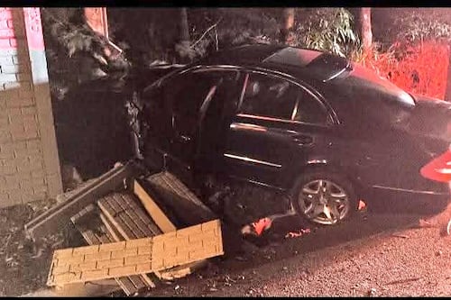 Carro descontrolado derriba una pared en Carretera a El Salvador