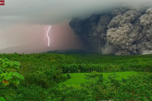 Los aterradores videos de la erupción de un volcán en Indonesia