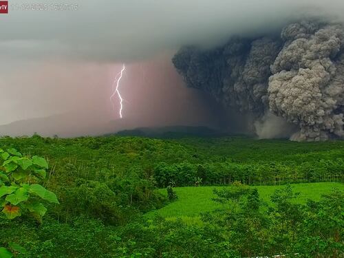 Los aterradores videos de la erupción de un volcán en Indonesia