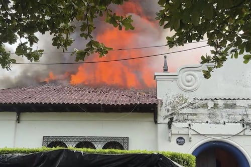 Histórico edificio de la Contraloría de Cuentas se incendia en zona 1 de Retalhuleu