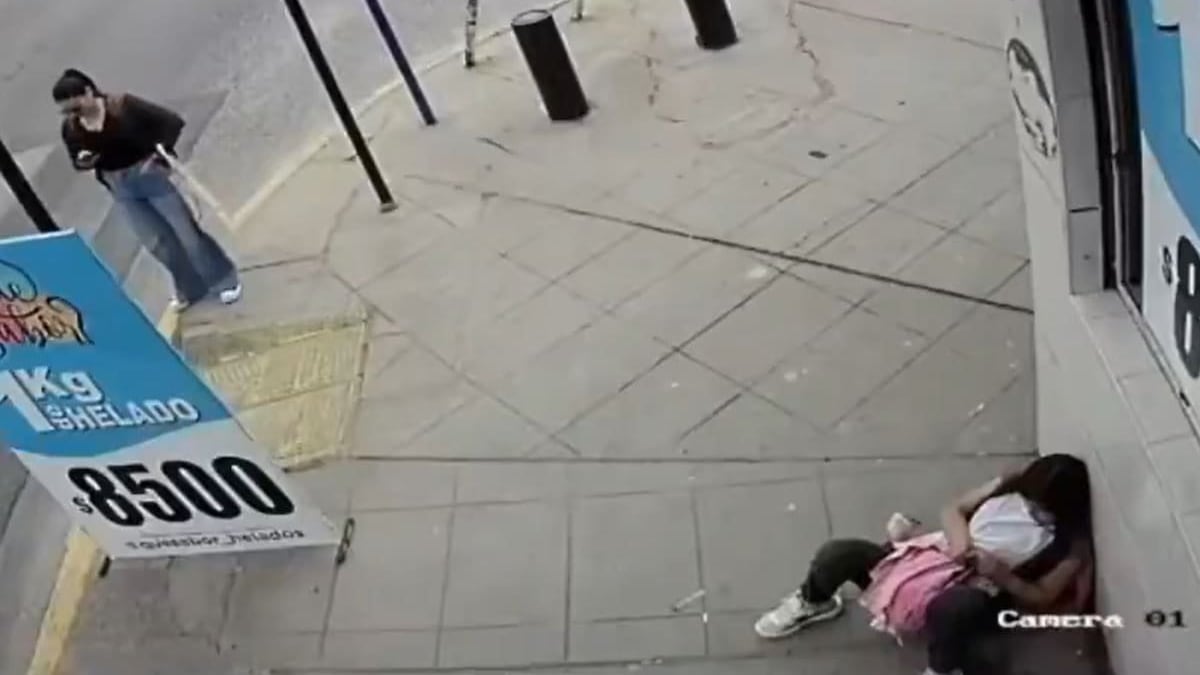 Joven estrella su auto contra dos niñas en la acera. (Foto: Redes sociales)