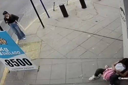 VIDEO. Niñas esperaban el bus junto a su madre cuando un auto choca contra ellas en Argentina